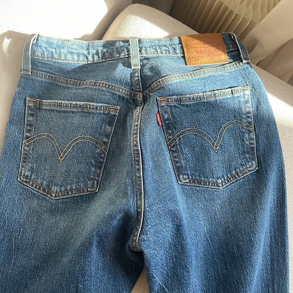 Levi's Women's Straight Leg Jeans in Medium Blue Wash - Picture 7 of 7